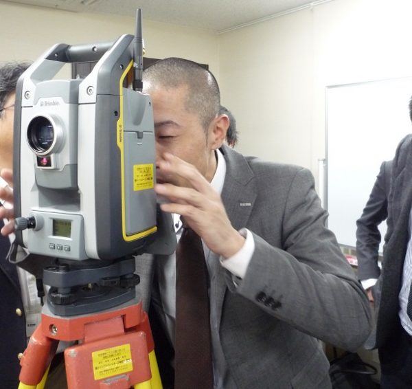 実際に機械を操作して、最新の技術を体験しました。